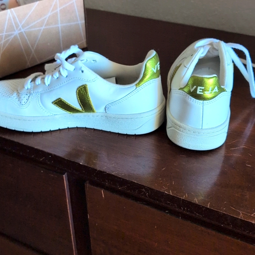 Veja sneakers White and metallic green size us 6 Euro 37 only worn 3x